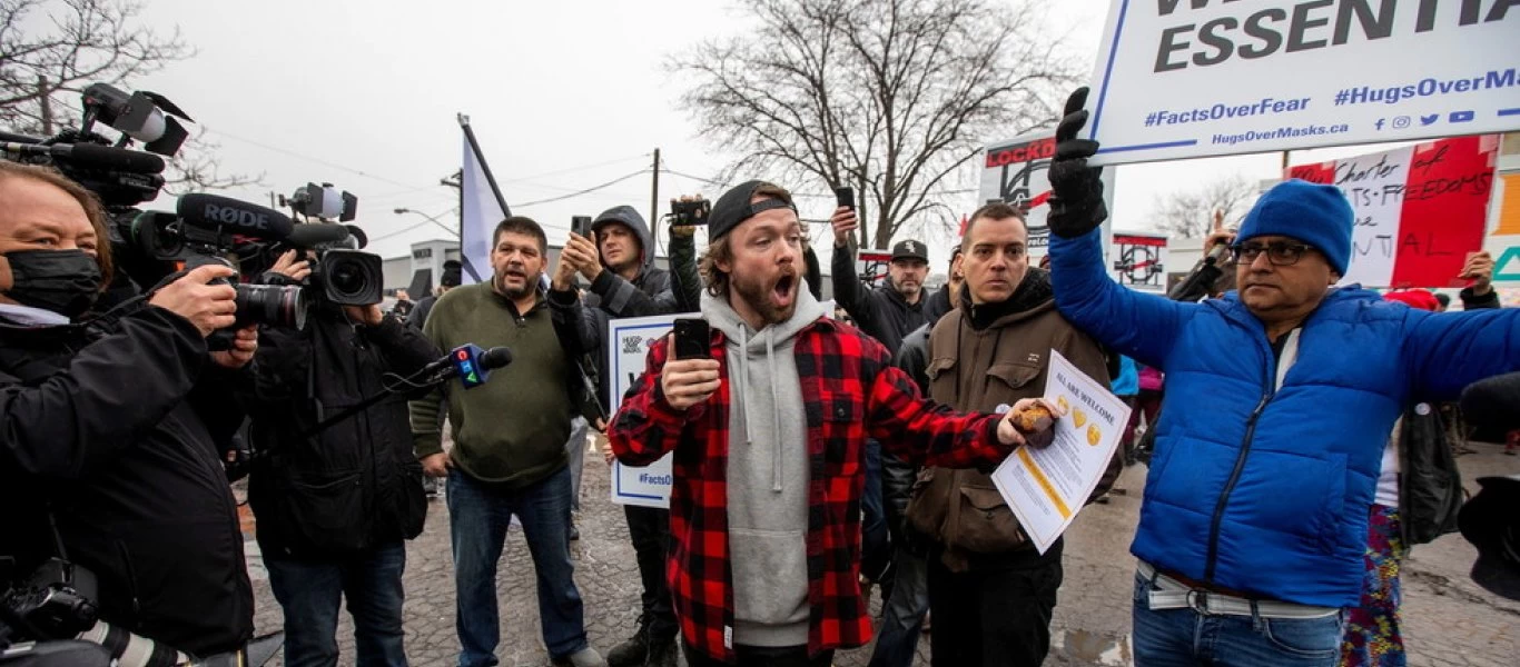 «Εδώ είναι Καναδάς, όχι Β. Κορέα» φωνάζει επιχειρηματίας καθώς η αστυνομία τον σέρνει με χειροπέδες από το μαγαζί του!